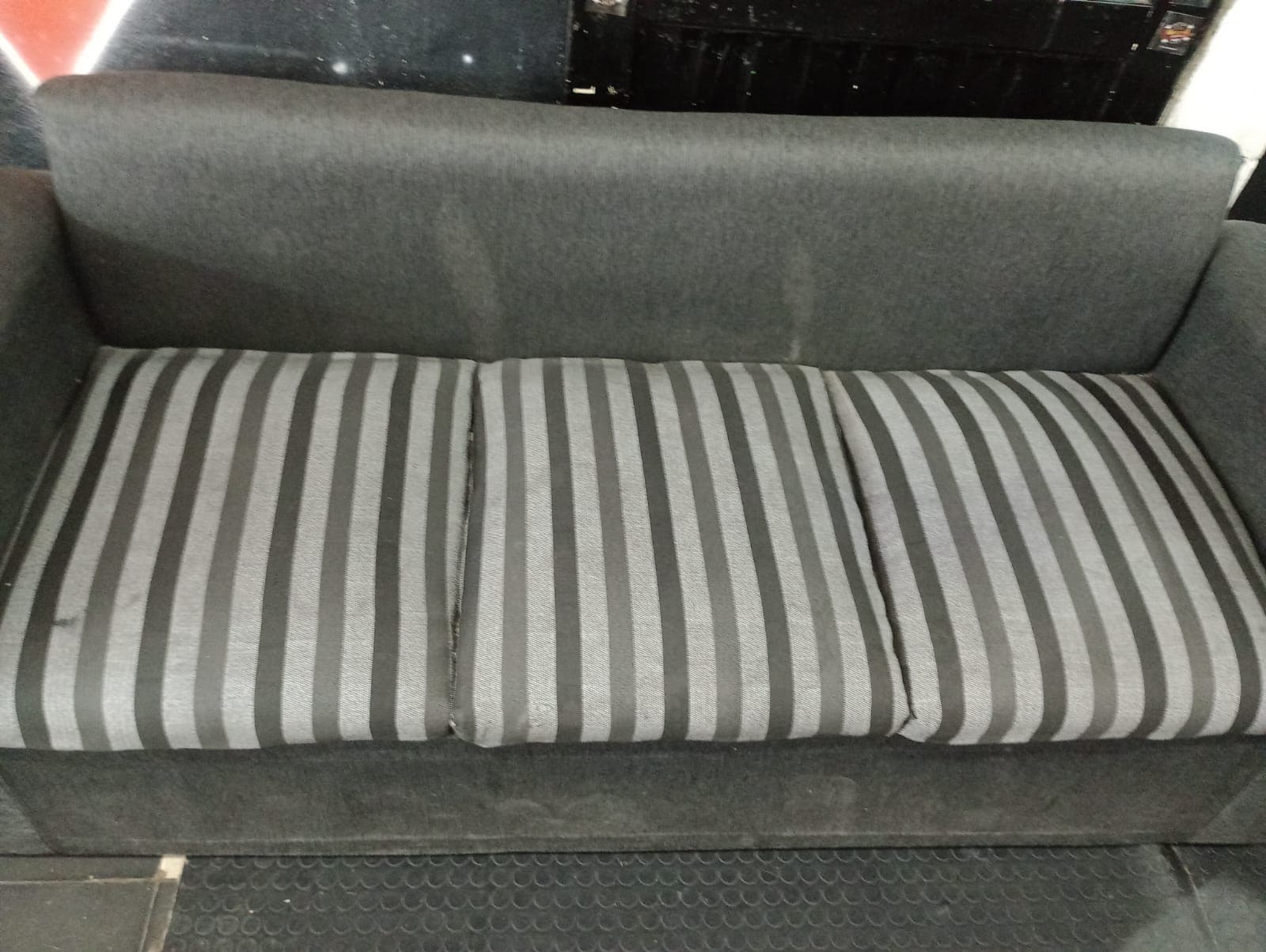 Sillón de tres plazas: antes de la limpieza